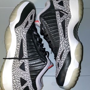 Air Jordan 11 Low IE - black cement